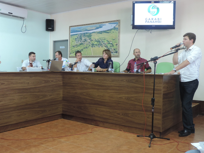 Câmara de Vereadores de Garruchos lotada em reunião regional sobre barragem